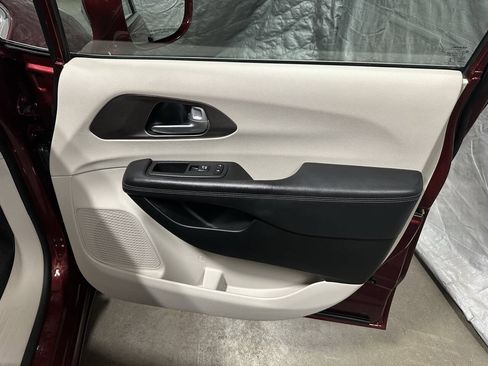 Used 2018 Chrysler Pacifica Limited w/ Tire & Wheel Group FWD image 7