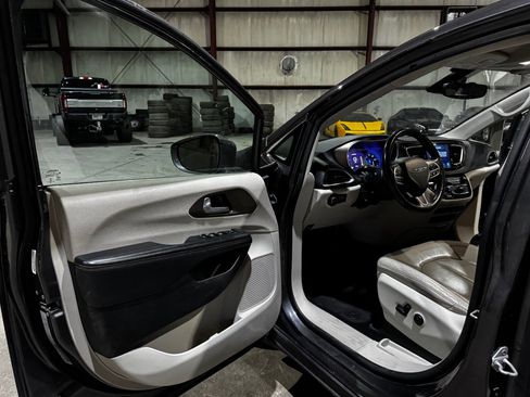 Used 2017 Chrysler Pacifica Touring-L Plus w/ Advanced Safetytec Group image 12