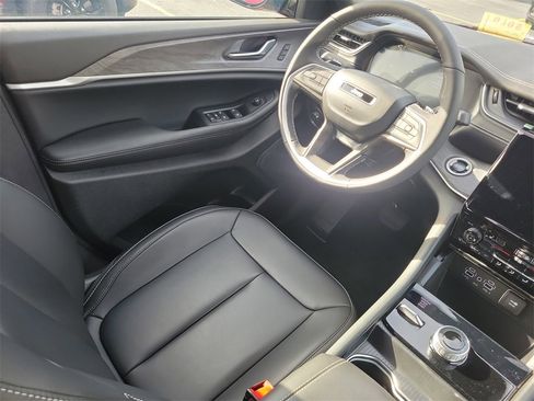 Certified 2025 Jeep Grand Cherokee Limited w/ Black Appearance Package image 17