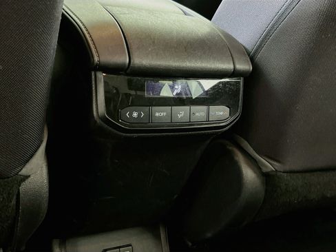 Used 2021 Toyota Highlander LE AWD/4WD image 23