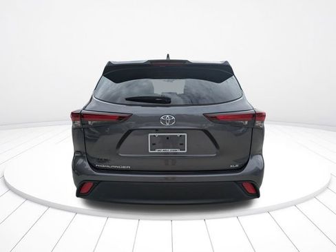 Used 2024 Toyota Highlander XLE FWD image 9