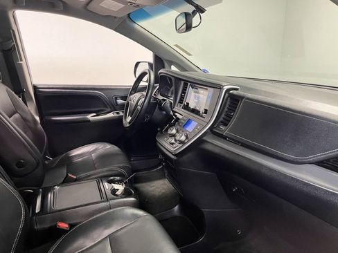 Used 2015 Toyota Sienna SE image 11