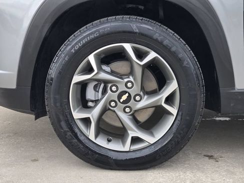 Used 2025 Chevrolet Trax LT w/ LT Convenience Package FWD image 11