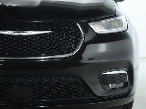 Used 2024 Chrysler Pacifica Touring-L image 7