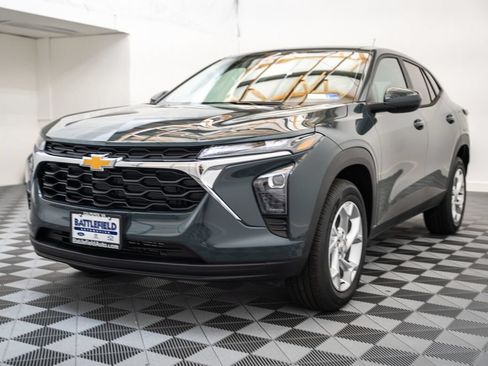 New 2026 Chevrolet Trax LS w/ LS Convenience Package FWD image 3