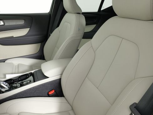 Used 2024 Volvo XC40 B5 Plus w/ Climate Package image 31