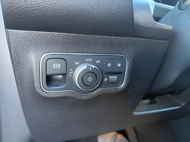 Used 2022 Mercedes-Benz GLB 250 4MATIC w/ Premium Package Lite image 14