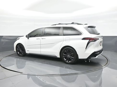 Used 2021 Toyota Sienna XSE w/ XSE Plus Package FWD image 5