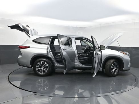 Used 2023 Toyota Highlander XLE image 36