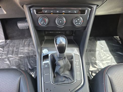 Used 2024 Volkswagen Tiguan SE image 25