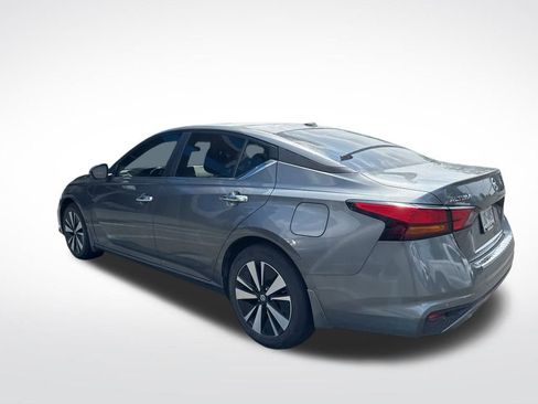 Used 2021 Nissan Altima 2.5 SV w/ SV Premium Package image 2