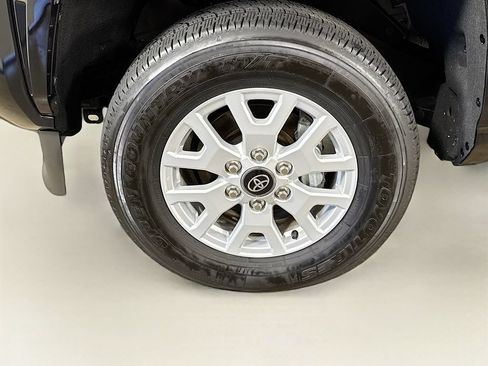Used 2025 Toyota Tacoma SR5 AWD/4WD image 37