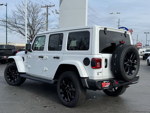 Used 2021 Jeep Wrangler Unlimited Sahara w/ Cold Weather Group image 17