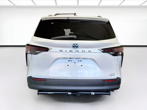 Used 2024 Toyota Sienna XLE w/ XLE Plus Package FWD image 5