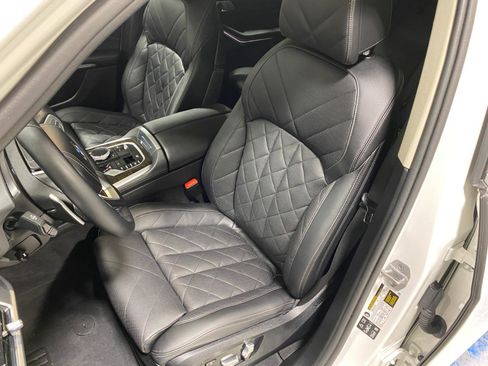 Used 2024 BMW X7 xDrive40i w/ Premium Package image 19