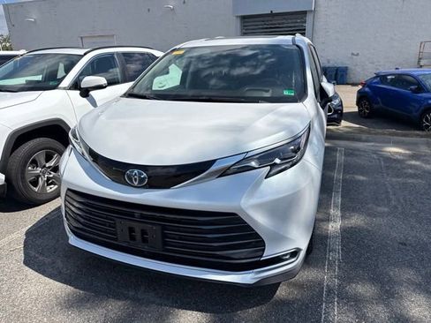 Used 2024 Toyota Sienna Platinum AWD/4WD image 2