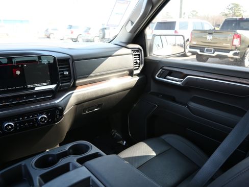 Used 2025 GMC Sierra 1500 SLT image 28