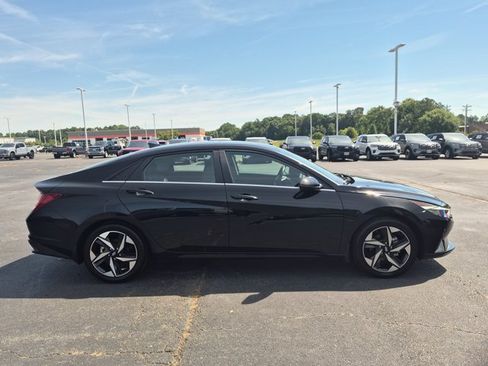Used 2023 Hyundai Elantra Limited FWD image 3
