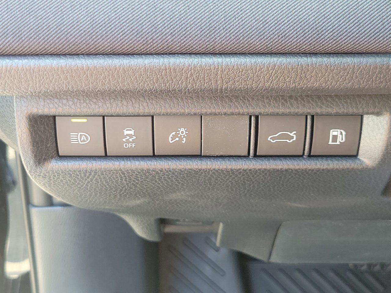 Used 2026 Toyota Camry LE FWD image 32