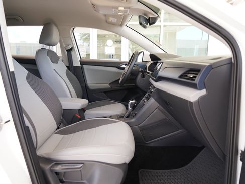 Certified 2023 Volkswagen Taos SE w/ Black Wheel Package FWD image 24