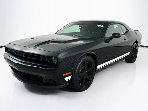 Used 2017 Dodge Challenger SXT RWD image 1