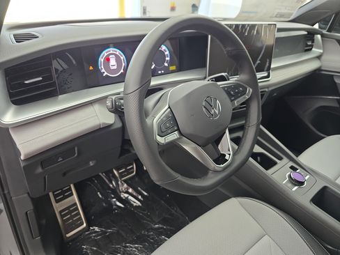 New 2026 Volkswagen Tiguan SE R-Line FWD image 16