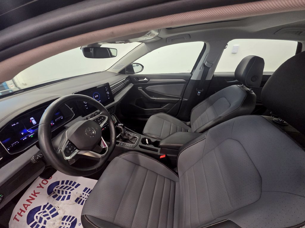 Used 2025 Volkswagen Jetta SE FWD image 13