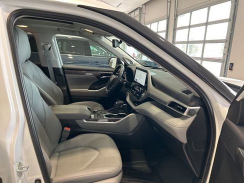Used 2023 Toyota Highlander Platinum image 21