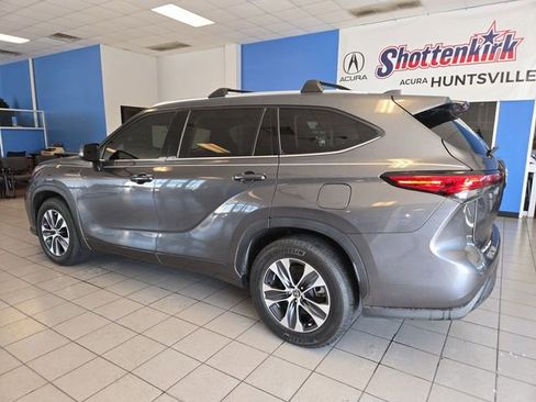 Used 2021 Toyota Highlander XLE FWD image 6