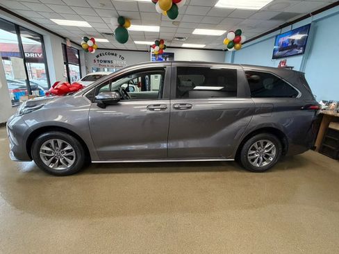 Used 2022 Toyota Sienna LE image 8