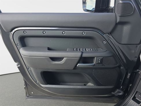 New 2026 Land Rover Defender 110 X-Dynamic SE image 27