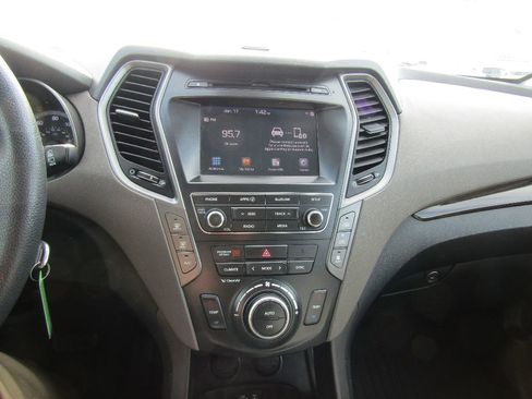 Used 2017 Hyundai Santa Fe SE image 18