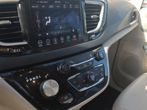 Used 2018 Chrysler Pacifica Touring-L FWD image 6