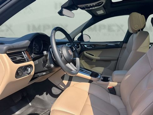 Used 2023 Porsche Macan Turbo image 9