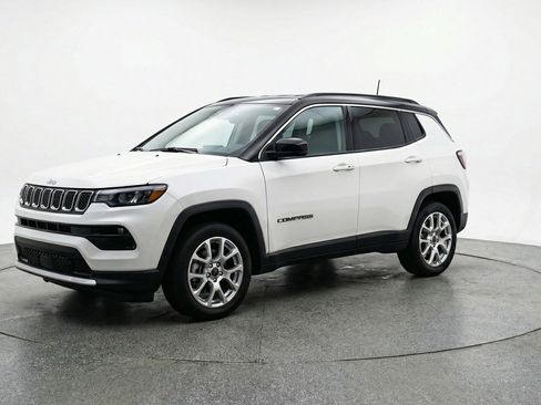 Used 2025 Jeep Compass Limited AWD/4WD image 3