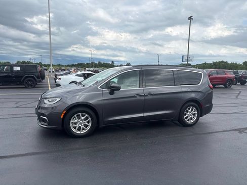 Used 2022 Chrysler Pacifica Touring-L FWD image 2