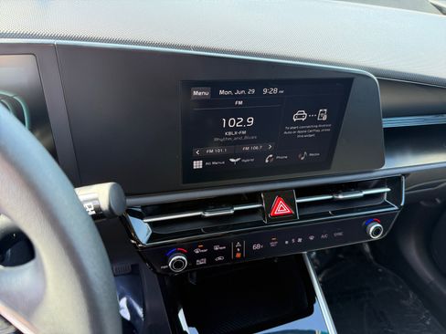 Used 2023 Kia Niro LX FWD image 12