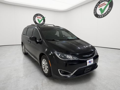 Used 2017 Chrysler Pacifica Touring-L FWD image 7