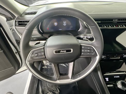 Used 2023 Jeep Grand Cherokee Limited AWD/4WD image 11