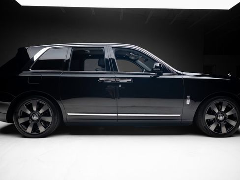 Used 2022 Rolls-Royce Cullinan w/ Technology Package AWD/4WD image 36