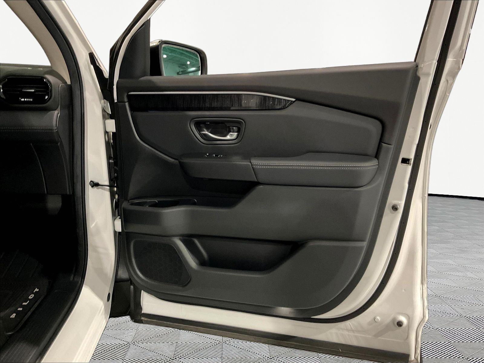 Used 2025 Honda Pilot Elite image 29