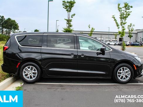 Used 2023 Chrysler Voyager LX FWD image 5