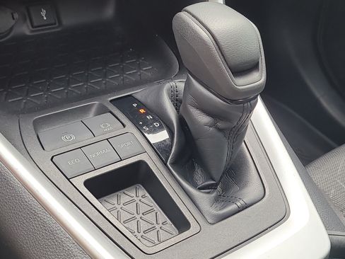 Certified 2022 Toyota RAV4 XLE w/ Convenience Package FWD image 29
