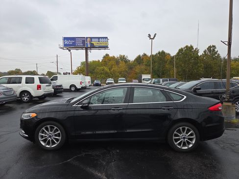 Used 2017 Ford Fusion SE w/ Fusion SE Technology Package image 2