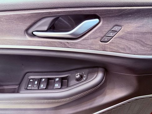 Used 2022 Jeep Grand Cherokee L Limited w/ Luxury Tech Group II image 23