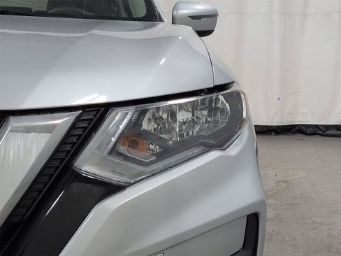 Used 2017 Nissan Rogue SV w/ Sun & Sound Touring Package image 11