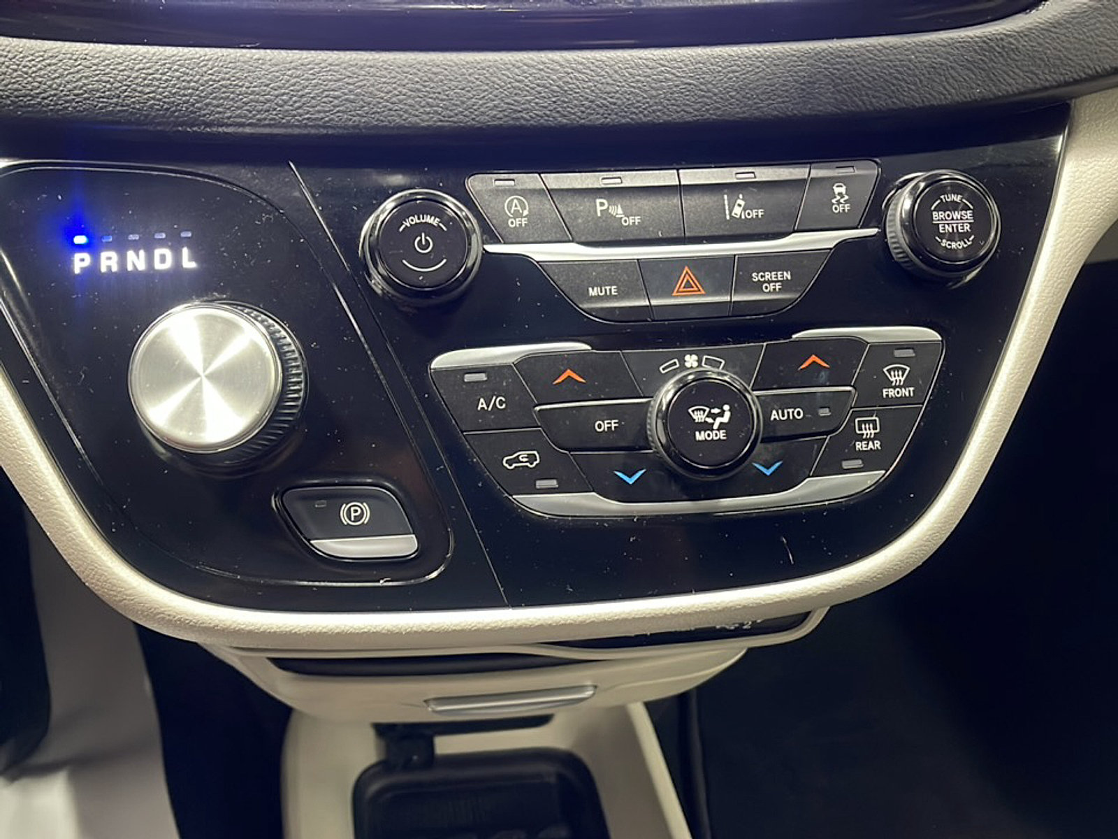 Used 2023 Chrysler Pacifica Touring-L FWD image 10