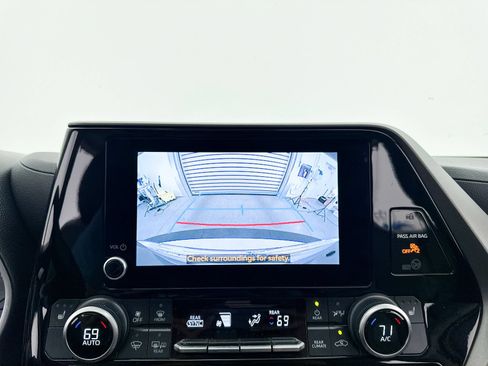 Used 2023 Toyota Highlander XLE FWD image 23