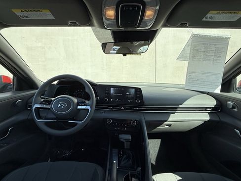 Used 2022 Hyundai Elantra SEL image 6