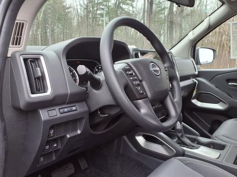Used 2025 Nissan Frontier SV image 8